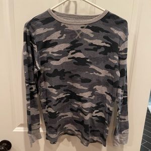 EUC The Children’s Place boys size 14 black camo shirt